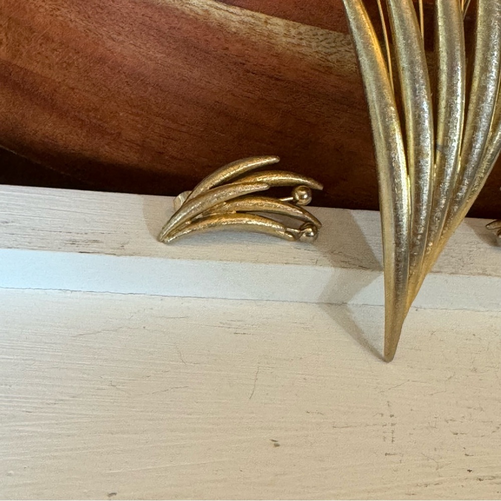 Vintage Brushed Gold Tone Fanned Leaf Brooch & Clip On Earrings Costume Set - Picture 2 of 14
